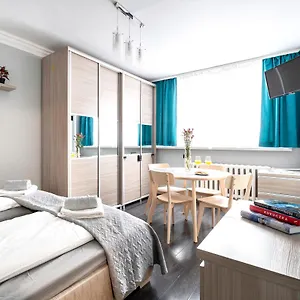https://3rooms-comfy-flat-celarowska.krakowhotelspoland.com